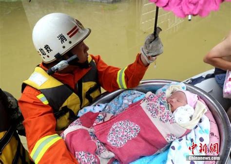 贵州沿河洪水淹没村庄 消防员脸盆救婴儿_海口网