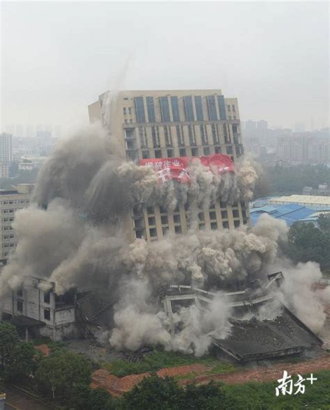 上海倒塌住宅楼体完整 专家称问题或出在地基_凤凰网
