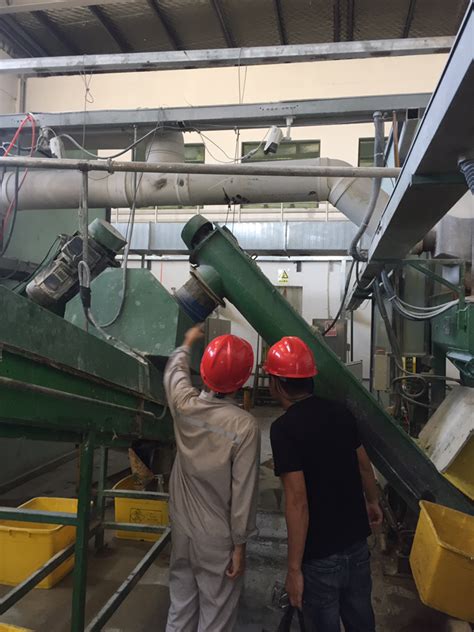技术员在天津世纪天源集团勘测_昊阳环保-源头除尘设备厂家