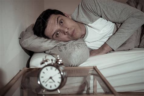 失眠和绝望的年轻白人男子晚上醒来无法入睡高清图片下载-正版图片506147563-摄图网