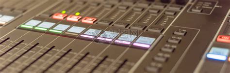 用于混音器控制的全景特写按钮设备音乐家DJ和音响工程师的混音器将遥控器与彩色霓虹灯混合夜总会高清图片下载-正版图片506150443-摄图网