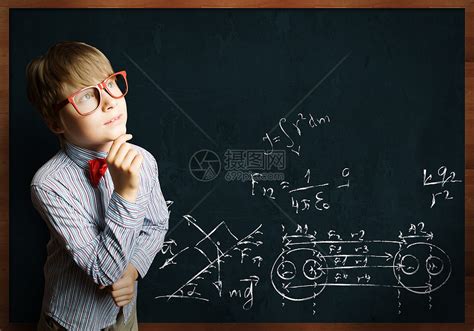 聪明的小学生戴着红色眼镜的聪明男孩靠近黑板,公式高清图片下载-正版图片300486491-摄图网