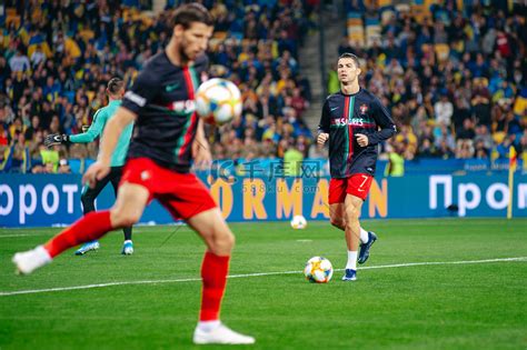 2020 年欧洲杯预选赛乌克兰队对阵葡萄牙队在奥林匹克体育场举行的足球比赛高清摄影大图-千库网