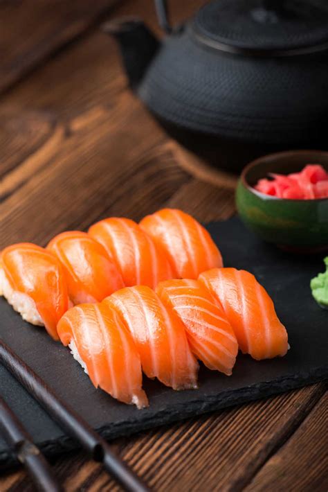 放在白碗中的新鲜绿洋葱和作为寿司成份的胡萝卜切片高清图片下载-正版图片504797431-摄图网