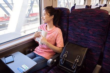 青年女性坐在高铁上看风景高清图片下载-正版图片501428440-摄图网