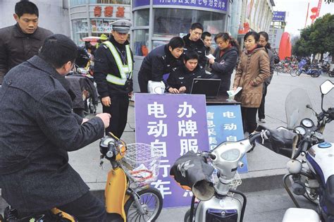 郑州严查骑电动车不戴头盔满一个月：市民佩戴率已超80%凤凰网河南_凤凰网
