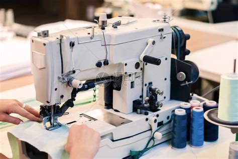 制衣厂的缝纫机和裁缝手掌上铺高清图片下载-正版图片503849634-摄图网
