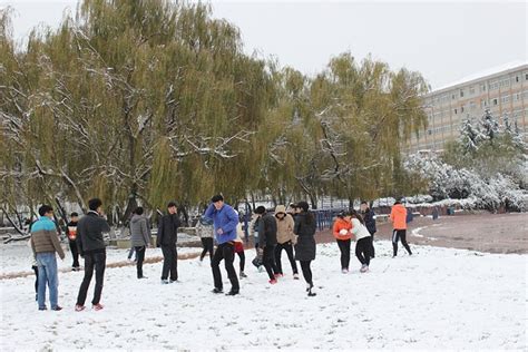 河南滑县：下雪啦，师生堆雪人打雪仗“玩嗨”了！_凤凰网视频_凤凰网
