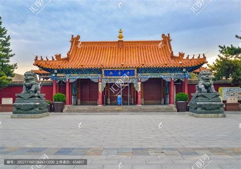 中国内蒙古呼和浩特大召寺牌坊延时摄影视频素材_ID:VCG2217380433-VCG.COM