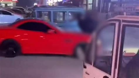 男子街头乱穿马路被奔驰车撞飞致死 司机被控制-搜狐新闻