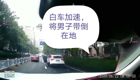 杭州私家车强行插队失败，车主追打前车司机，被前车带倒卷入车底