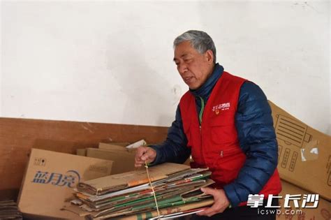 收集废品为孩子们换回5000册图书！退休教师陈小明感动无数人凤凰网湖南_凤凰网