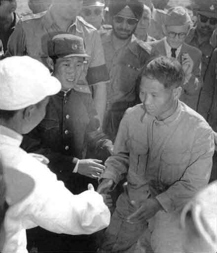 朝鲜战争老照片 被俘虏的中朝两国士兵 残酷的战争|战俘|俘虏|朝鲜战争_新浪新闻