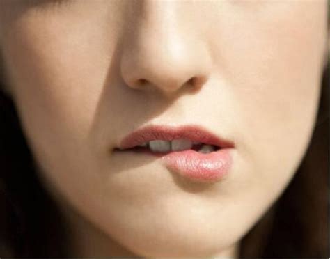 秋冬季嘴唇经常干裂和起皮是怎么回事儿