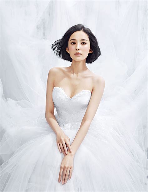 古力娜扎最新时尚杂志写真 纯白打扮清新优雅