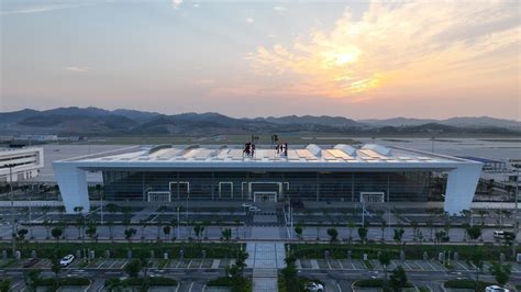 鄂州花湖机场充电桩投运 可同时为278台电动车提供充电服务-新华网