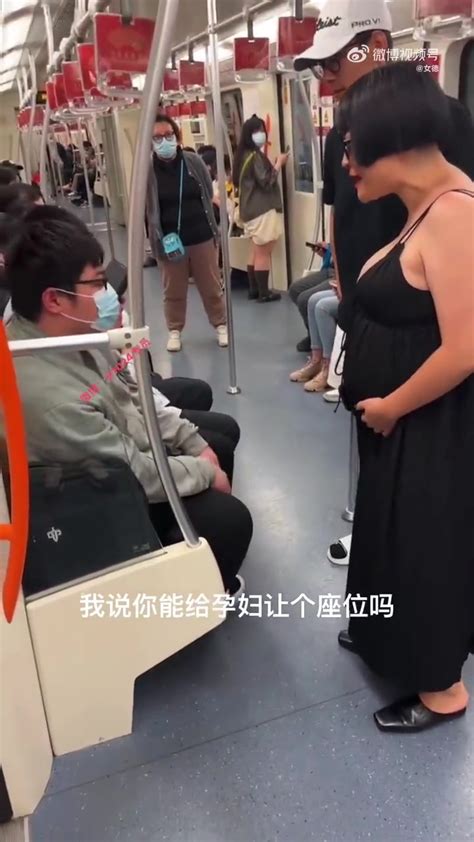 上海地铁，跋扈孕妇要求男子让座...-直播吧