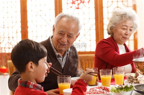 亚洲隔辈亲祖父母幸福家庭过年吃团圆饭高清图片下载-正版图片501977633-摄图网