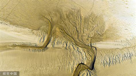河南济源：黄河河床现精美“沙画”图案