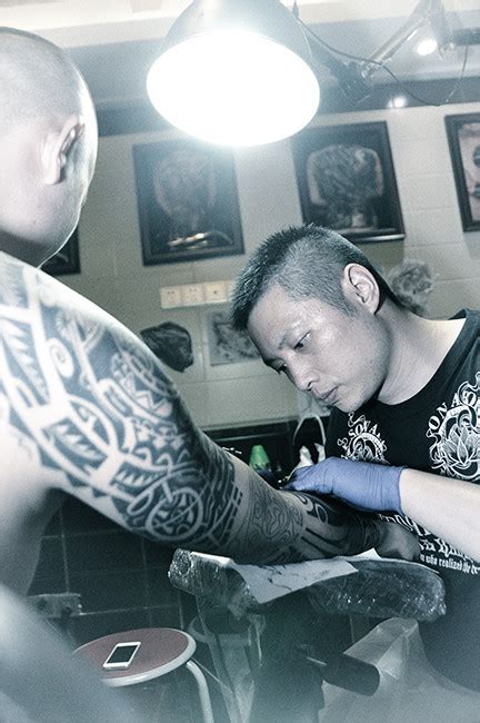武汉最好纹身师老兵在打造花臂图腾中