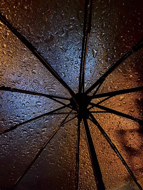 雨中打伞的路人高清图片下载-正版图片500752127-摄图网