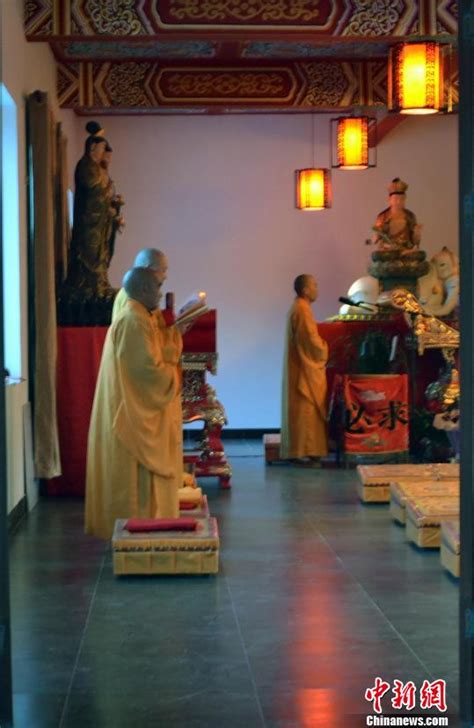 探访五台山千年古寺隐居僧人传统与现代生活_烟台文化网_胶东在线