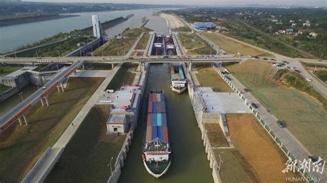 平陆运河“桥头堡”西津枢纽二线船闸通航丨3000吨级船舶全年直航大湾区