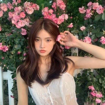 甜美女生拿花头像高清
