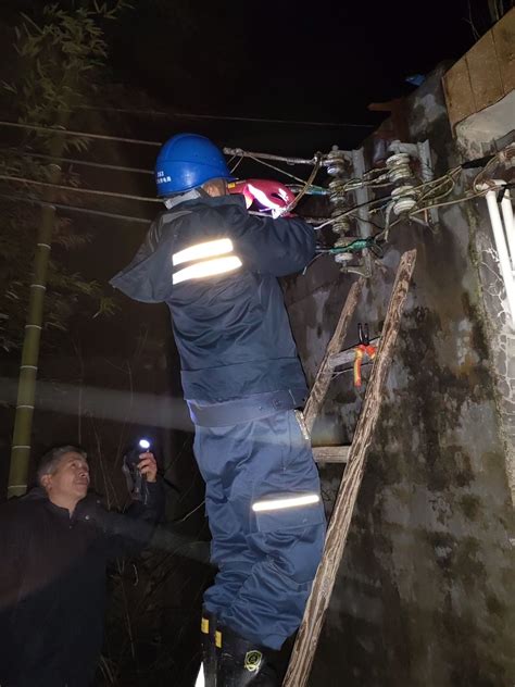 玉环电力员工日以继夜抢修 恢复百姓用电