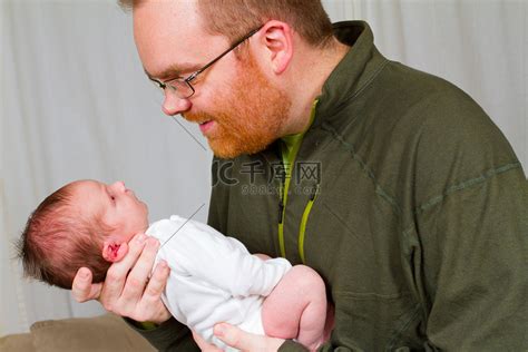 父亲抱着刚出生的男婴高清摄影大图-千库网