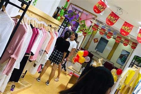 女装专卖店装修效果图-郑州富有世纪装饰促销活动