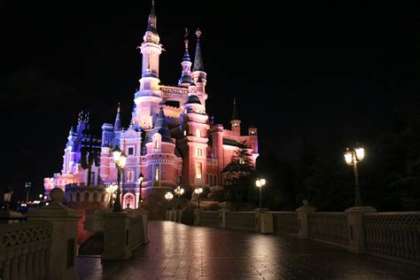 上海迪士尼夜景——旋转木马高清图片下载-正版图片500590952-摄图网