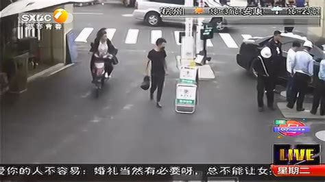 浙江：保安开门“怠慢” 男子开车猛撞_腾讯视频
