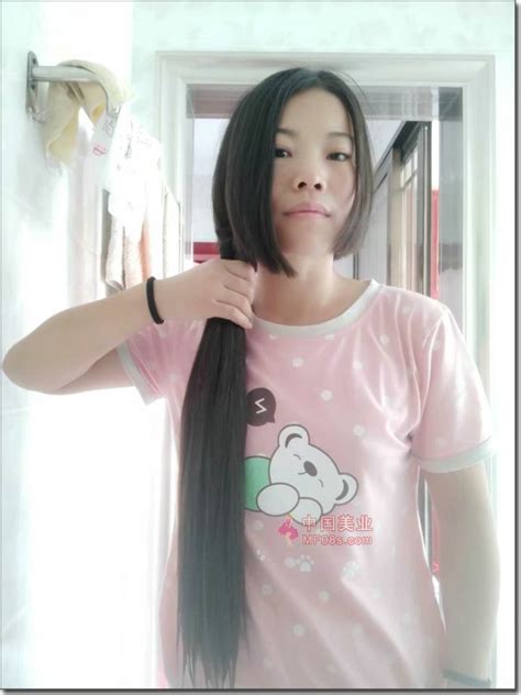 一个20年没有剪头发的女子：头发超过2米长，洗头要一天才能干