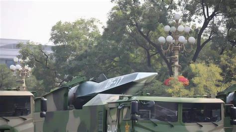 中国新型东风17高超音速导弹，展现必杀绝招！摧毁反导弹发射地