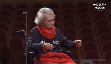 87岁小泽征尔坐轮椅执棒，贝多芬的音乐在太空回响