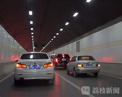 渝湘高速黄草岭隧道变成海 积水深达50厘米