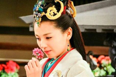 古装剧中“拿花”的女星：舒畅文雅，刘涛高贵，却都不够她经典_荆如忆