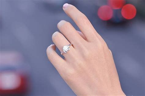 结婚戒指戴哪个手指？正确的结婚戒指戴法 – 我爱钻石网官网