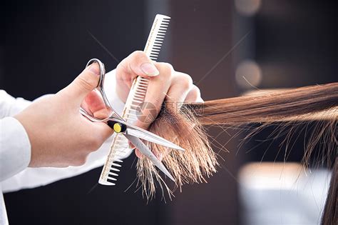 在理发店里给女人吹头发和高清图片下载-正版图片503379928-摄图网