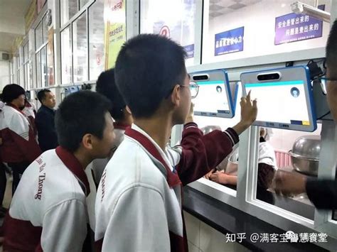 梅州实行校领导“陪餐制” 让学校食堂更“透明”_广东频道_凤凰网