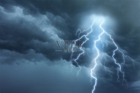乌云密布的天空中有雷暴的闪电照片摄影图片_ID:150192494-Veer图库