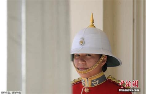 英国白金汉宫皇家卫队首次出现女性护卫队长