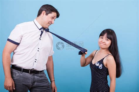 愤怒的亚洲女友拉着她的caucasian男友领高清图片下载-正版图片504371246-摄图网