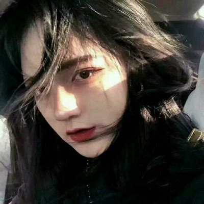 黑衣甜美女生图片头像