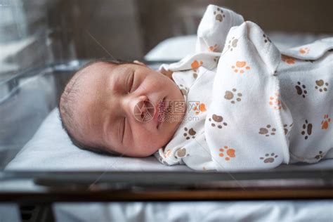 刚出生的婴儿在医院里宝刚出生昏欲睡的婴儿高清图片下载-正版图片506462257-摄图网