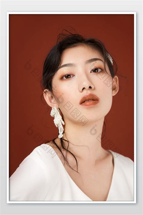 复古气质美女优雅气质妆容杂志海报封面图图片-包图网