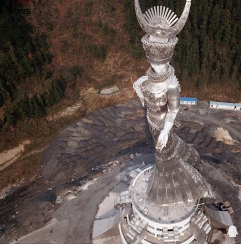 世界上最大不锈钢雕塑 苗族美神仰阿莎