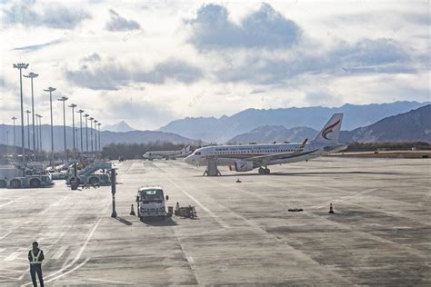 飞机场停机坪摄影图高清摄影大图-千库网