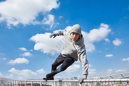年轻运动男士跑酷翻越动作高清图片下载-正版图片501536195-摄图网